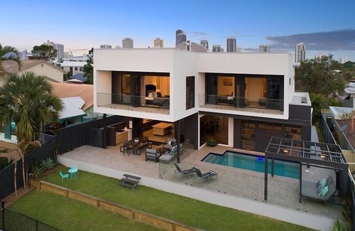 Broadbeach House | A precious gem - a vacation you deserve for a luxurious retreat.