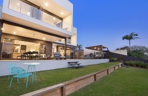 Broadbeach House | A precious gem - a vacation you deserve for a luxurious retreat.