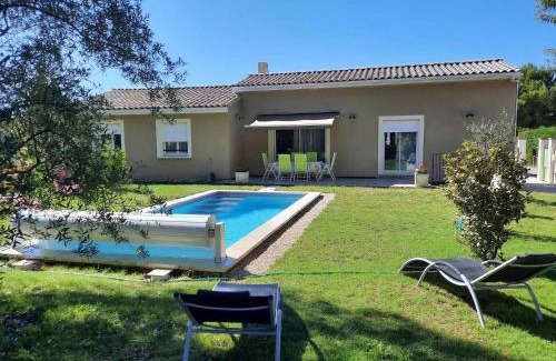 Taillades House | A pretty family house located in a tranquil area with a pretty view of the Luberon range.
