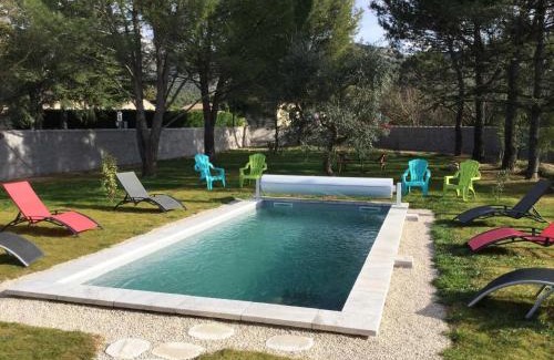 Taillades House | A pretty family house located in a tranquil area with a pretty view of the Luberon range.