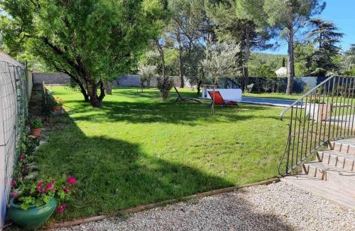 Taillades House | A pretty family house located in a tranquil area with a pretty view of the Luberon range.