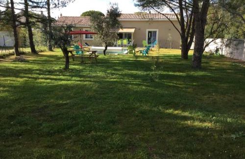 Taillades House | A pretty family house located in a tranquil area with a pretty view of the Luberon range.