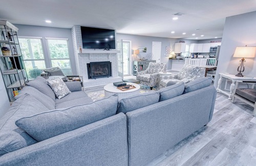 Fairhope House | A Quiet 4 Bedroom Fairhope Home, 1 Acre, Family Friendly & Downtown in Minutes