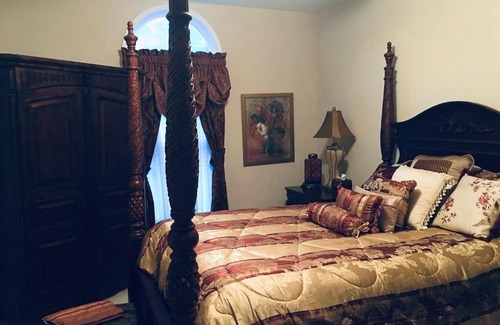 Cliftondale House | A Rare Gem Perfect Getaway 20 Min Frm Airport Luxury home, 6 bedrooms