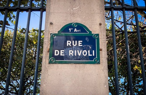 Paris City Center Apartment | A Realm of Luxury-Beautifully tucked between Louvre ,Ile de la Cité &Pont Neuf