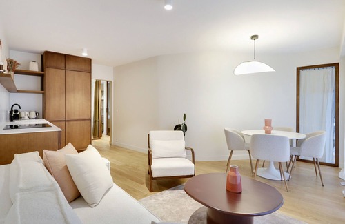 Quartier de l'Ecole-Militaire Apartment | A Refined 2-BR in Saint-Germain