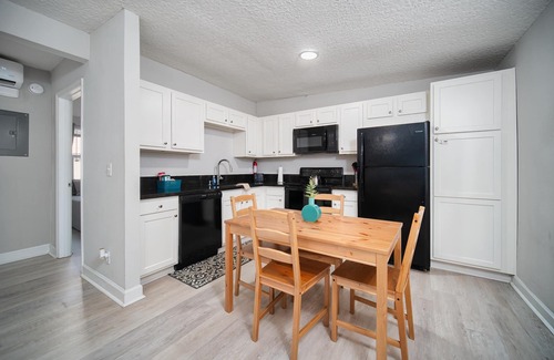 Oak Haven Apartment | ~[A] River Bank Repose Sleeps 6 Private Units~