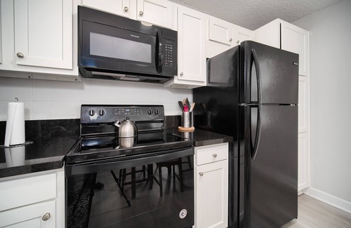 Oak Haven Apartment | ~[A] River Bank Repose Sleeps 6 Private Units~