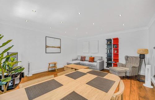 Moffat Apartment | A Scholar's Gallery - Bloomsbury - by Frankie Says