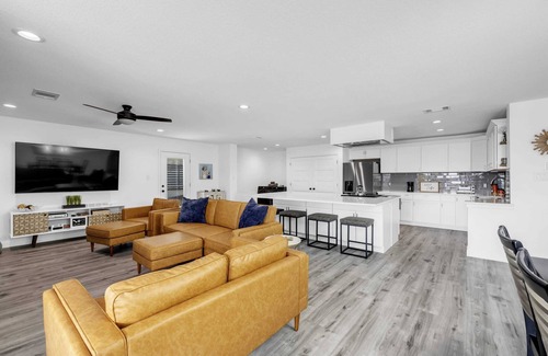 Kingsland House | A Shore Thing-Lakefront w/huge sandy beach, & pool