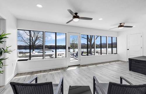 Kingsland House | A Shore Thing-Lakefront w/huge sandy beach, & pool