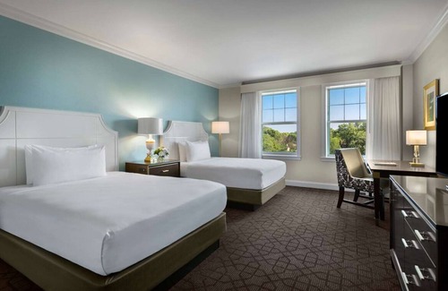 Central West End Hotel | A short drive away from Saint Louis Science Center! 2 Spacious Rooms! W/Parking