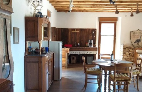 Castelnaud-la-Chapelle Cottage | A SINGLE Gîte with large heated swimming pool, large garden and view of the forest