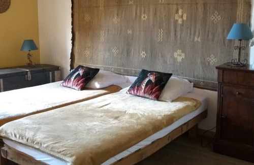 Castelnaud-la-Chapelle Cottage | A SINGLE Gîte with large heated swimming pool, large garden and view of the forest