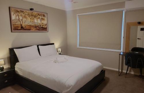 Craigieburn House | A slice of Melbourne! Room 1
