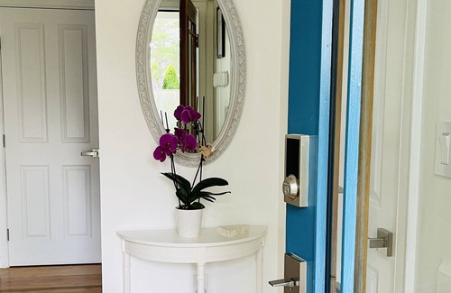 Marblehead House | A spacious and bright contemporary home by the ocean in old New England town...