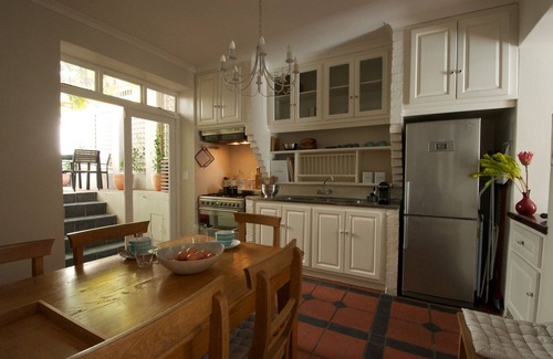 Cape Town City Centre Cottage | A spacious and luxurious two-bedroom house with balcony, courtyard and roof deck