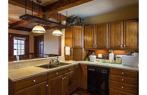 Winter Haven House | A spacious gem w/private lake front access, boating, restaurants, bars and more!