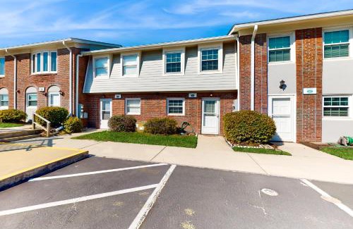 Pine Knoll Shores Apartment | A Step from the Beach