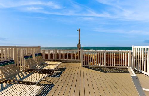Pine Knoll Shores Apartment | A Step from the Beach