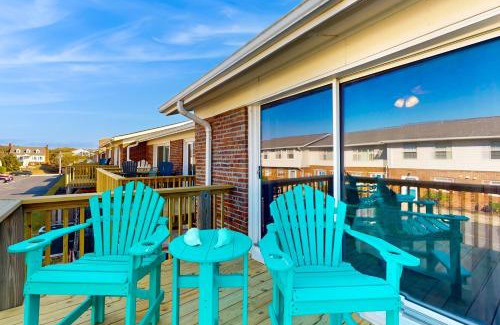 Pine Knoll Shores Apartment | A Step from the Beach