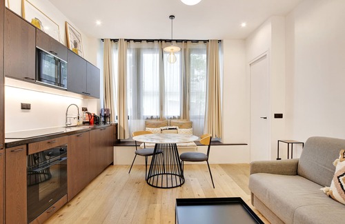 Bercy Apartment | A Stunning 2-BR/2BA in Reuilly-Diderot
