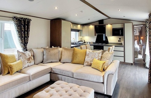 Berwick-upon-Tweed House | A stunning 13-foot home with an open plan centre lounge.