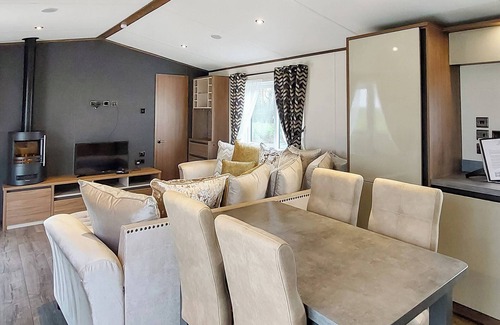 Berwick-upon-Tweed House | A stunning 13-foot home with an open plan centre lounge.