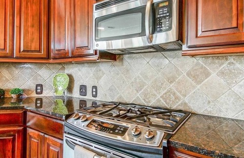 Houston House | A stunning home in Pearland, Texas awaits you! Thoroughly sanitized!