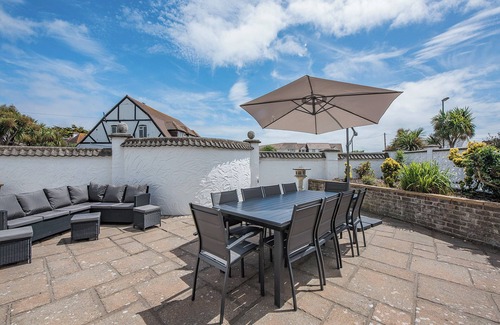 Littlehampton Apartment | A stunning two-level seaside retreat with incredible sea views.