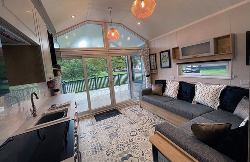 Alford Cottage | A stylish escape with double bed and twin bed (made into double bed on request), flat screen TV, int