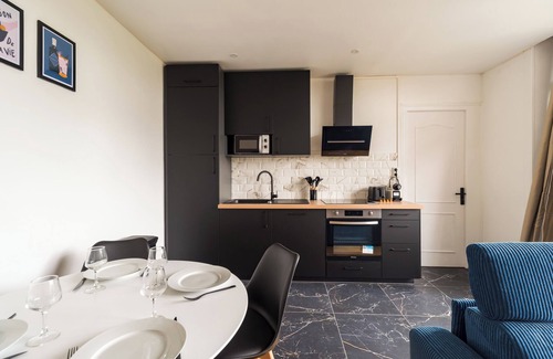 Guingamp Apartment | A sunny setting with a garden view - Gare -Hôtel Lefort