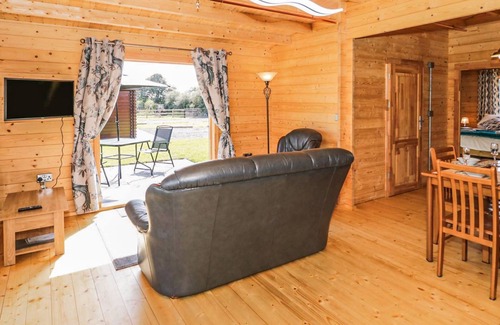 Dwyran Cottage | A top quality lodge with stunning views of the Snowdonia mountain range in the distance.