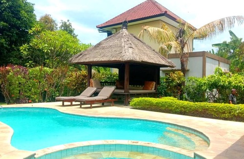 Dencarik Villa | A two story house with a big garden and nice swimming pool.
