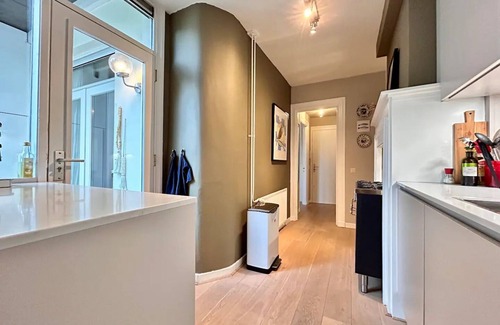 Kinkerbuurt Apartment | A unique canal-view experience in Amsterdam City Center