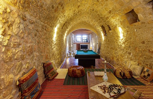 Maroulas Villa | A unique historical manor offers high quality interior and panoramic sea views.