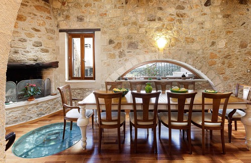 Maroulas Villa | A unique historical manor offers high quality interior and panoramic sea views.