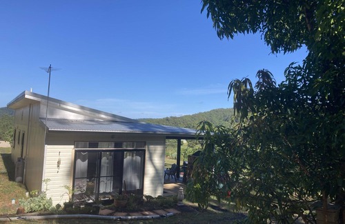 Wadeville Cottage | A unique, peaceful setting with panoramic views - Edan Gardens Restaway cottage.