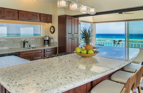 Waikiki Condo | A View to Die for! 3 bedroom 3 bath on the sand at Waikiki Beach