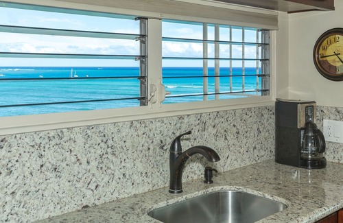 Waikiki Condo | A View to Die for! 3 bedroom 3 bath on the sand at Waikiki Beach