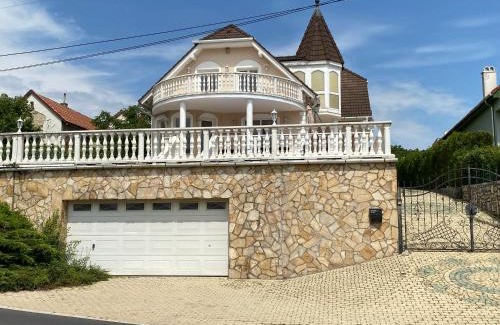 Balatonfured Villa | A- Villa (Vendégház)