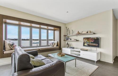 Metung House | A Window on the Bay