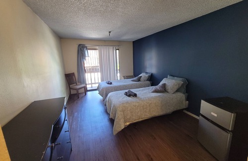 Beverly Hills Hotel | (A04) Simple Budget Private Studio Unit
