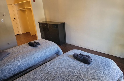 Beverly Hills Hotel | (A04) Simple Budget Private Studio Unit