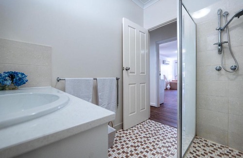 Ascot House | A1 Airport Haven - Quick Access, Comfy & Free Parking