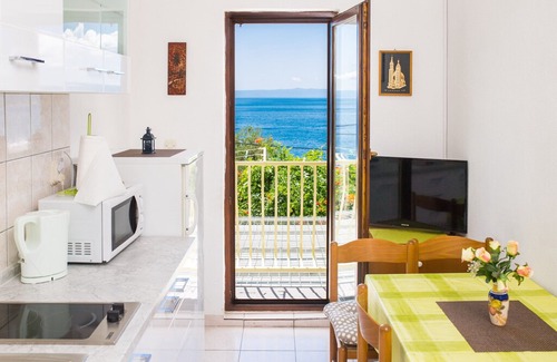 Bratus Apartment | A1 - apt next to the beach with balcony and sea view