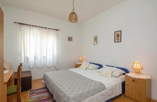Stobrec Apartment | A2 apt near beach w patio parking and grill