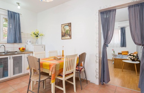 Vinisce Apartment | A2 - Modern apartment with garden, 80m from beach