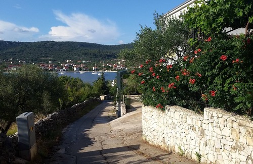 Vinisce Apartment | A2 - Modern apartment with garden, 80m from beach