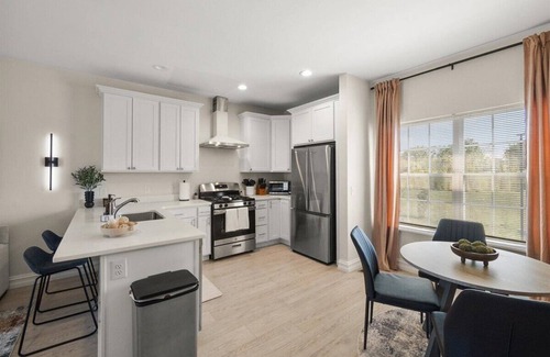 Bryant Pattengill West House | A2 Modern Townhome 9 mins to Campus & Stadium with Restaurants & Shopping Nearby